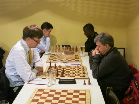 Der neue Vereinsmeister (links vorn) bei seiner Partie gegen Slobodan